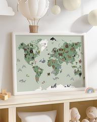 After Hover: Weltkarte mit Tieren in Grün - Spielerisch lernen im Kinderzimmer