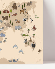 After Hover: Weltkarte mit Tieren für das Kinderzimmer in Beige