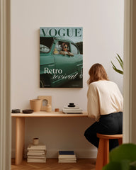 After Hover: Vogue Retro Revival - Model im grünen Oldtimer