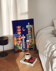 After Hover: Skyline mit asiatischen Schriftzeichen bei Nacht