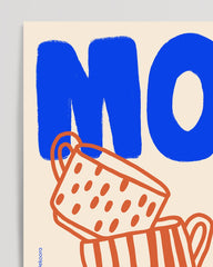 After Hover: More Café S'il Vous Plait - Modernes Kaffeebild mit Spruch