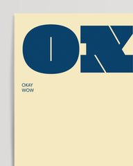 After Hover: Okay Wow - Moderne Typografie in Gelb und Blau