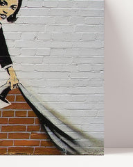 After Hover: Banksy - Putzfrau kehrt Dreck unter Wand-Bemalung Graffiti Street Art