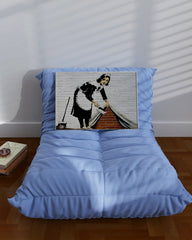 After Hover: Banksy - Putzfrau kehrt Dreck unter Wand-Bemalung Graffiti Street Art