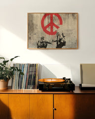 After Hover: Banksy - Soldaten malen Peace Symbol Soldiers Peace Symbol Graffiti