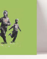 After Hover: Banksy - Police officers in field Polizei-Offiziere auf grüner Wiese Street Art