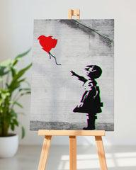 After Hover: Banksy Mädchen mit Herz Luftballon vor grauer Wand - Moderner Kunstdruck von Klein bis XXL, Wohnzimmer Deko, Geschenk