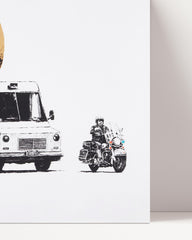 After Hover: Donut und Bodyguards, Street-Art Banksy - Moderner Kunstdruck - Wohnzimmer, Inneneinrichtung Deko