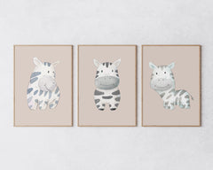 Poster-Set "Süße Zebras" auf braunem Hintergrund